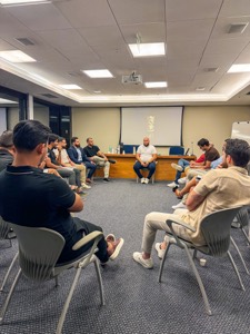 Membros sentados em roda durante um encontro presencial do Clube NEX